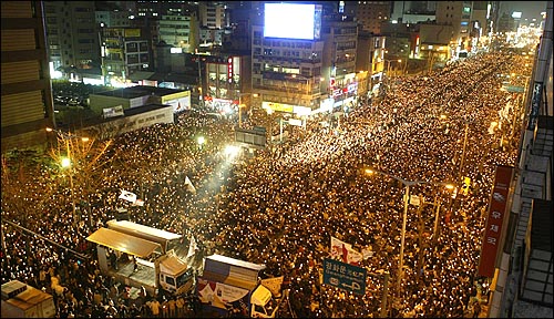 13일 저녁 서울 종로거리는 노무현 대통령 탄핵을 결정한 국회를 규탄하는 수만명의 시민들의 촛불로 가득찼다. 